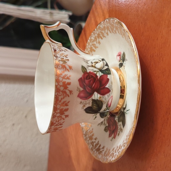 Royal Windsor teacup and saucer. - Picture 1 of 5